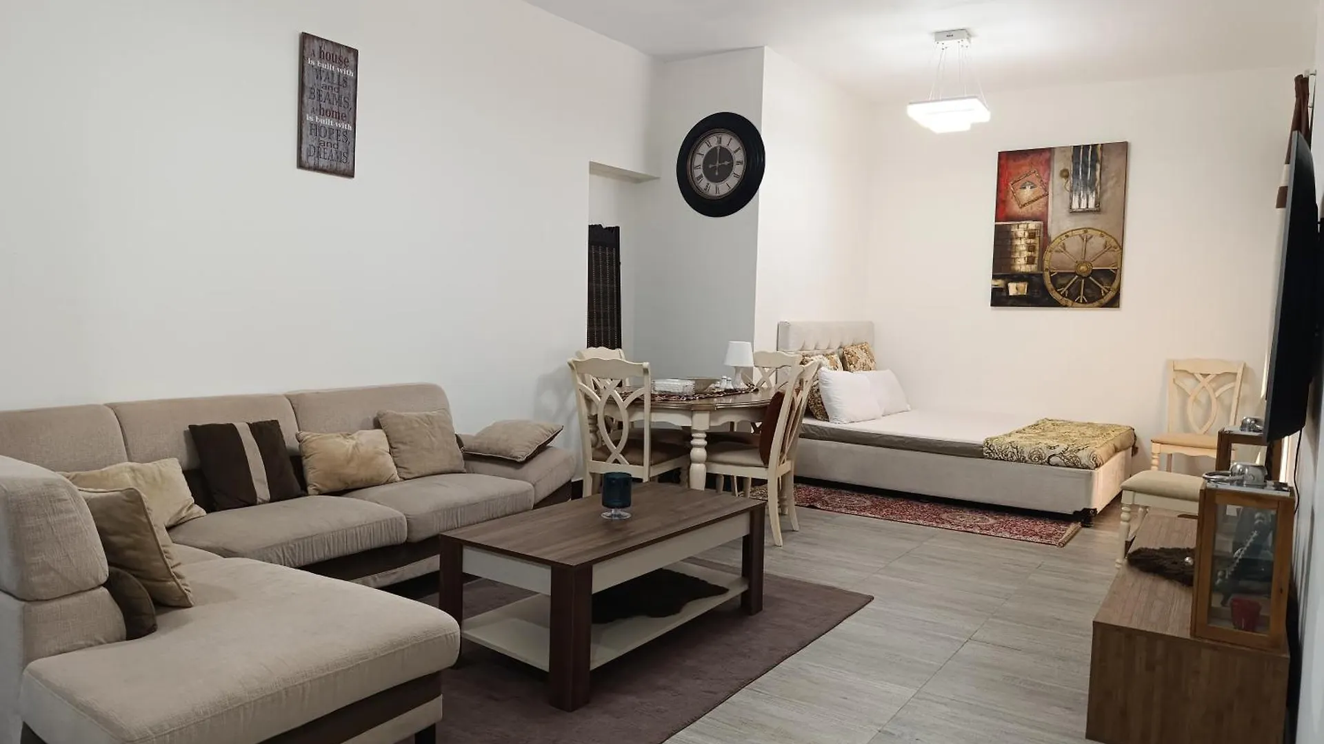 Entire Luxury And Family One Bed Room Living Room In Front Of Beach 沙迦